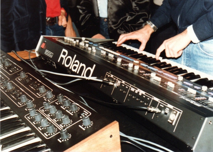 De eerste publieke presentatie van MIDI tijdens NAMM 1983. Een Roland JP-6 in combinatie met een Sequential Prophet 600.